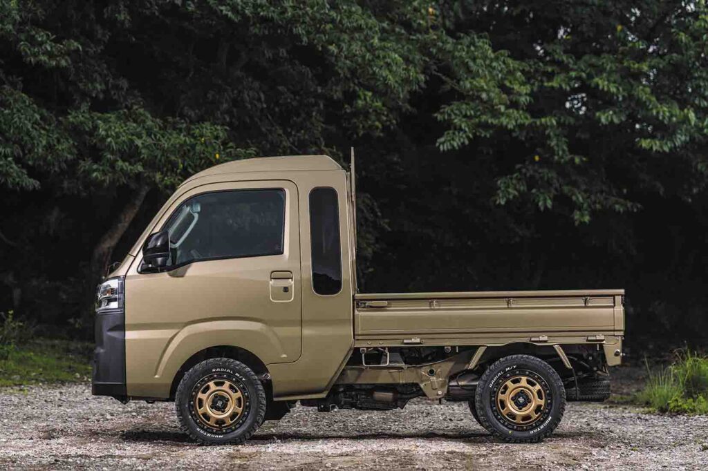 hijet truck jumbo side view custom kei truck land cruiser style compact truck fusion build